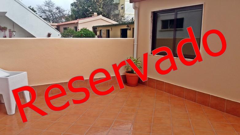 Apartamento T2+2 totalmente remodelado. Com churraqueira e 2 pátios.
